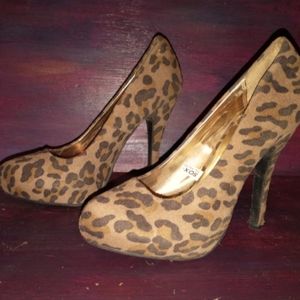 Sz 6.5 Leopard heels